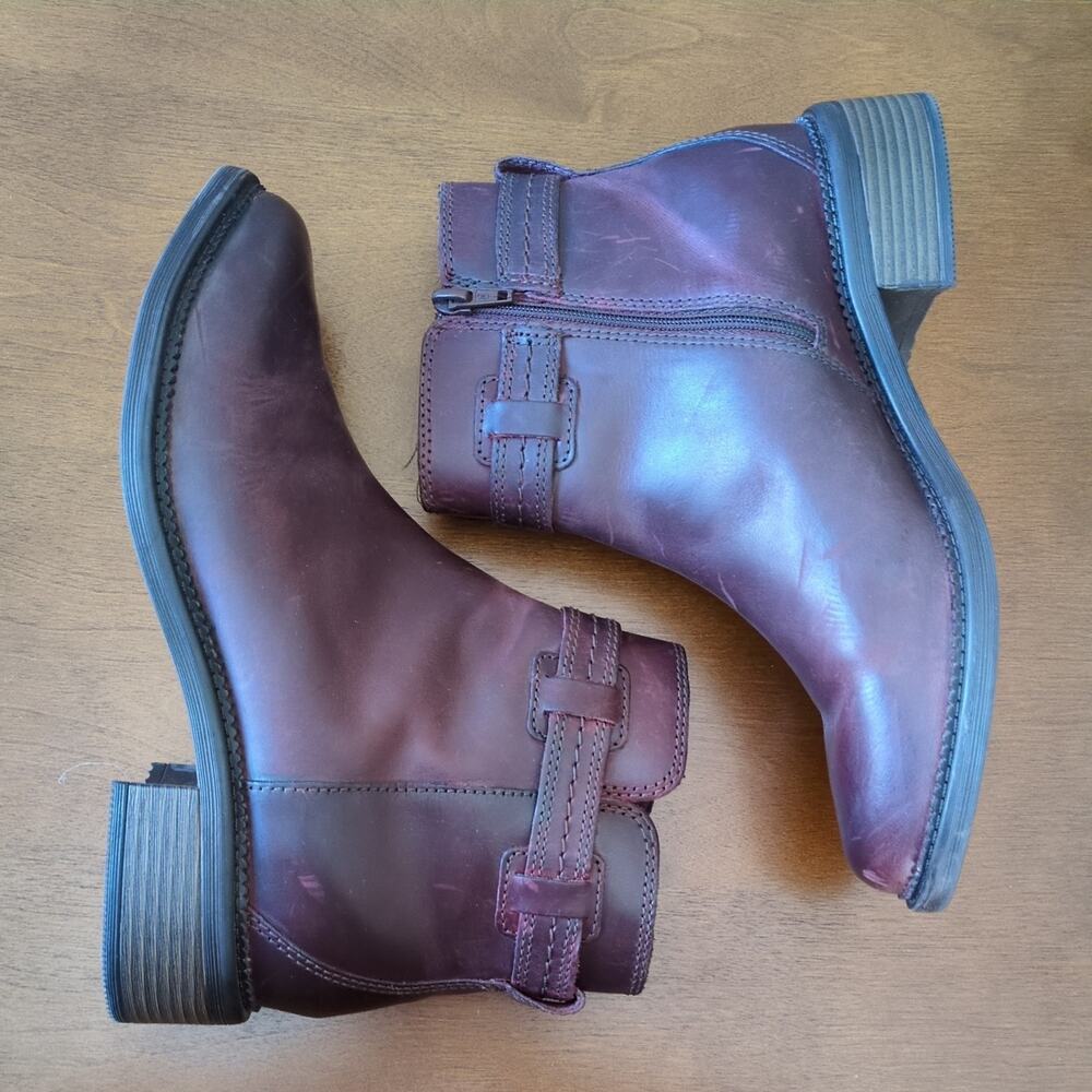Clarks Women’s Maye Ease Booties Size 9M Burgundy Leather Side Zip Low Heel